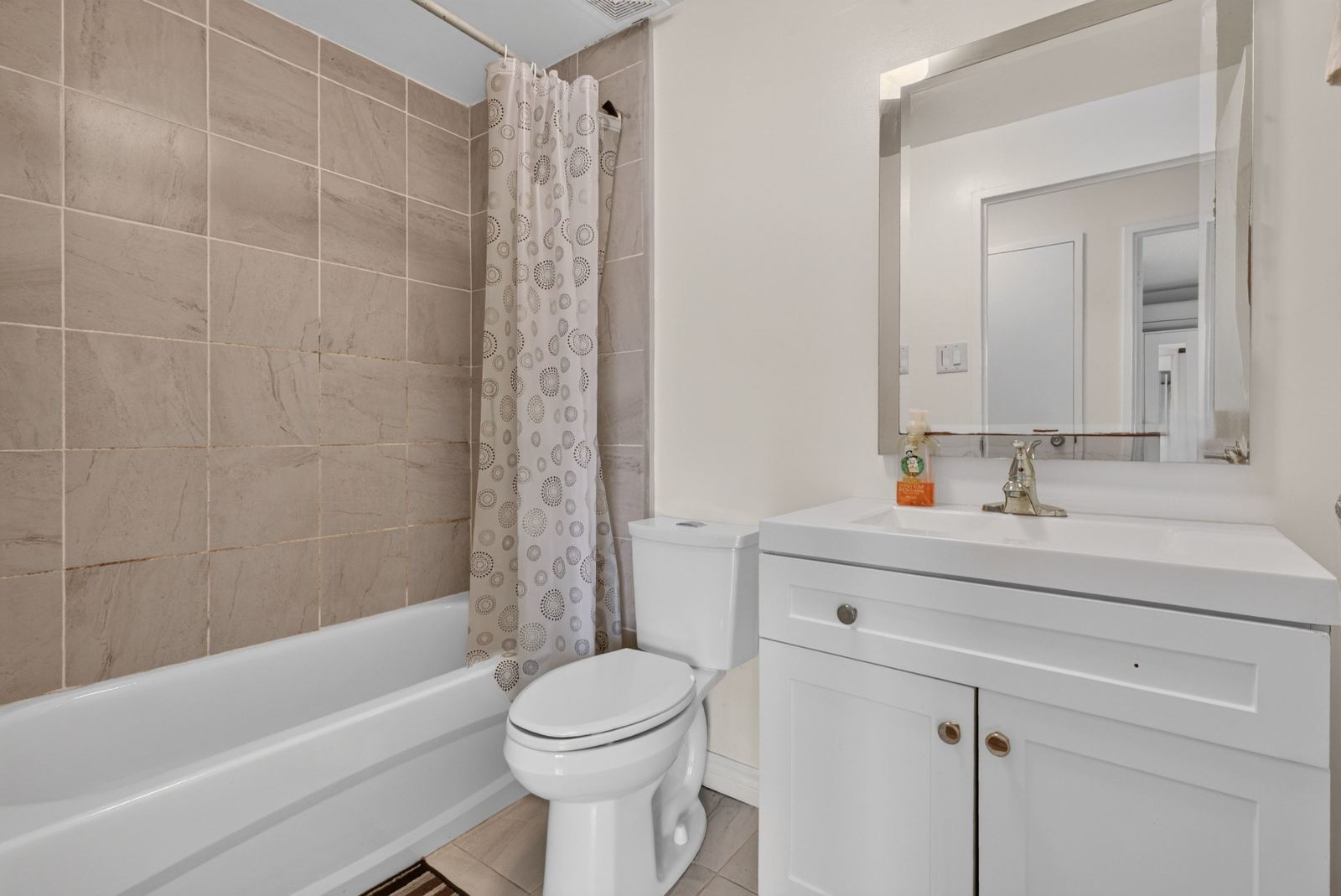Four-piece main bathroom