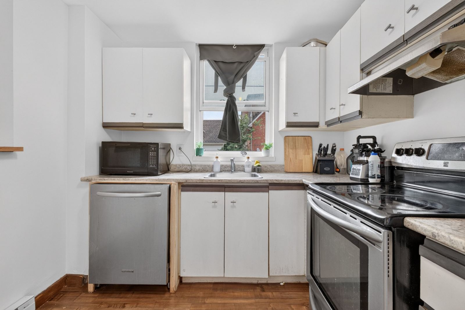 Breakfast bar between kitchen and dining