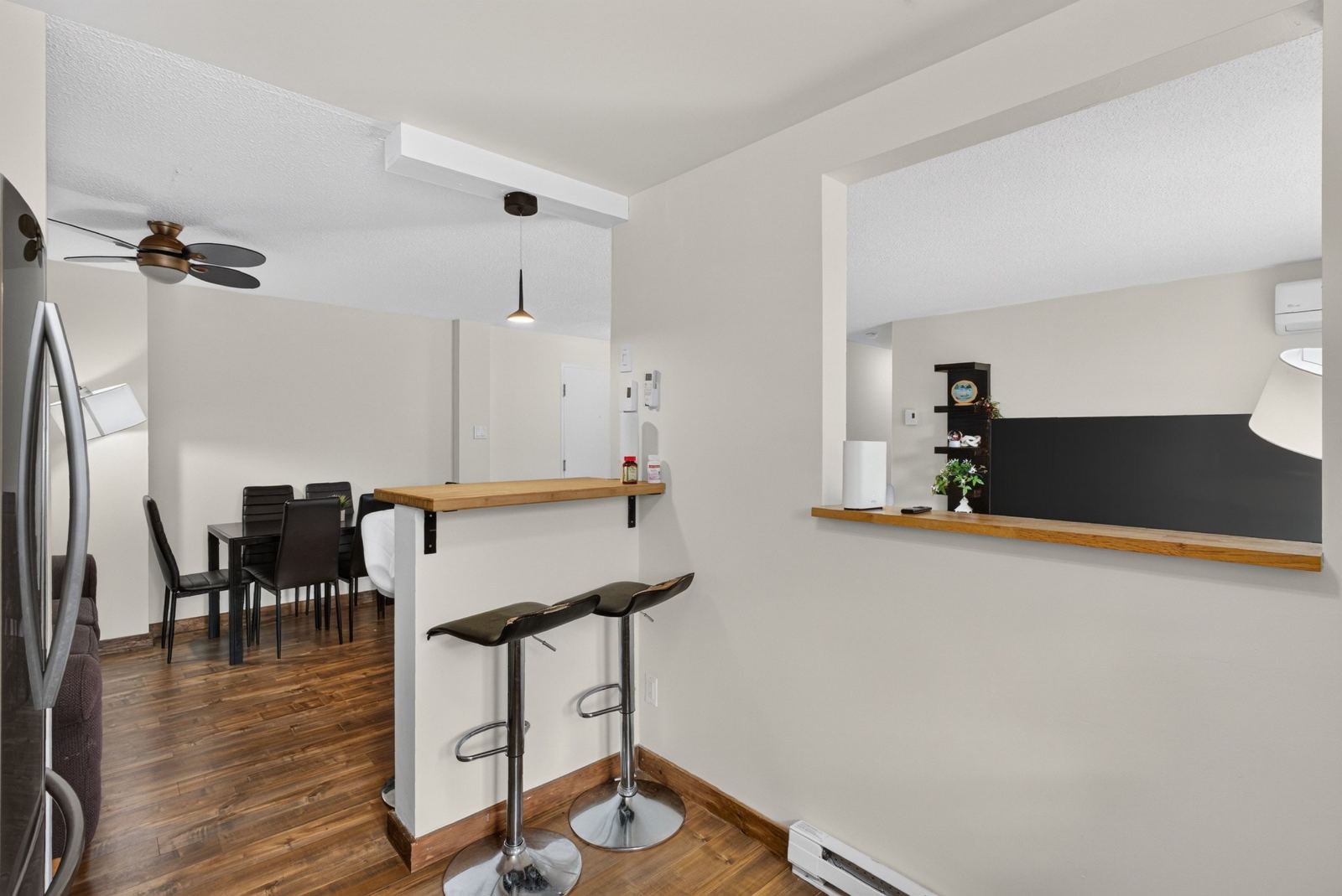 Dining area and breakfast bar